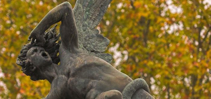 Estatua del angel caido parque del retiro madrid