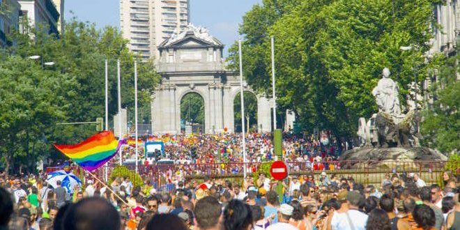 Orgullo madrid celebración en Puerta del Alcalá