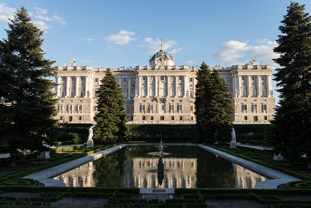 Jardines_de_Sabatini,_Palacio_Real - estatuas reyes en plaza de oriente